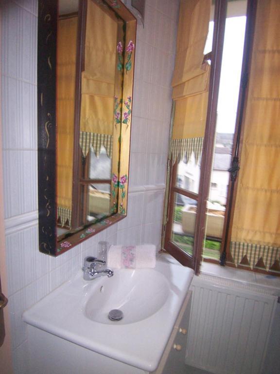 Logis Deritel Bed & Breakfast Montsurs Ruang foto