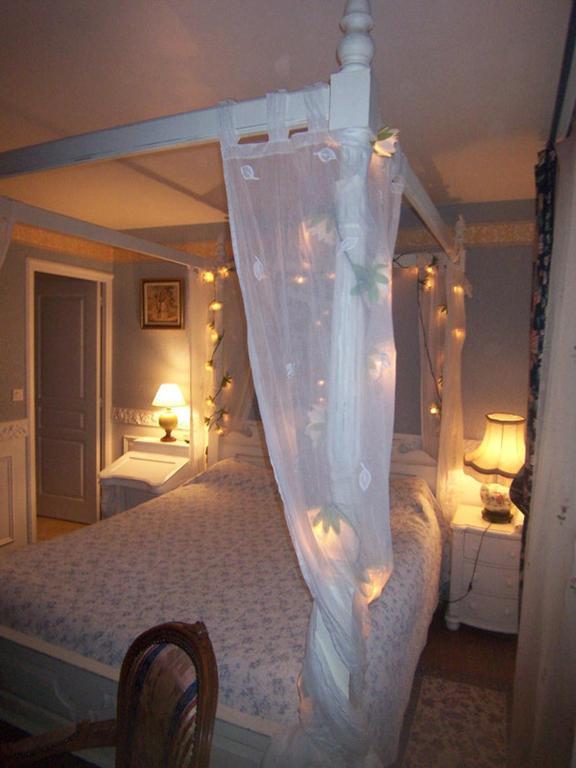 Logis Deritel Bed & Breakfast Montsurs Ruang foto