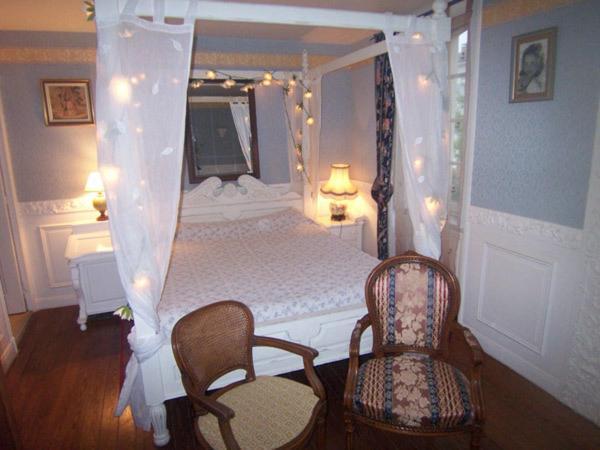 Logis Deritel Bed & Breakfast Montsurs Ruang foto