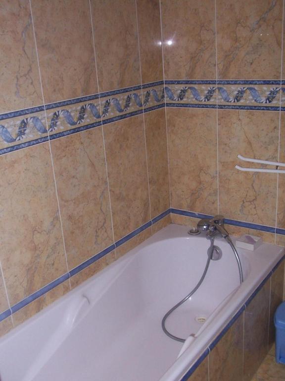 Logis Deritel Bed & Breakfast Montsurs Ruang foto