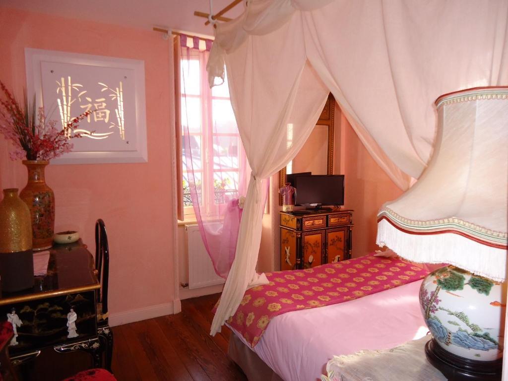 Logis Deritel Bed & Breakfast Montsurs Bagian luar foto